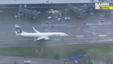 Служител заспа в багажното на самолет на Alaska Airlines