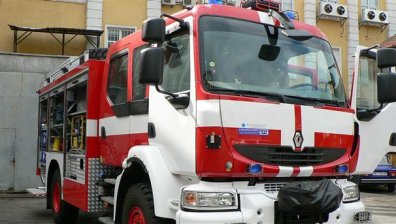 Голям пожар унищожи покрив в село Енина, огнеборци спасили покъщнината