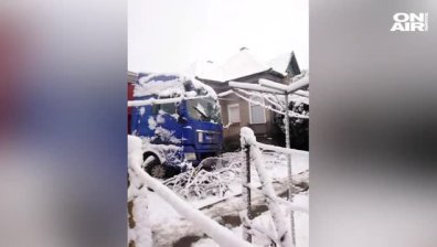 ТИР се вряза в двора на къща в село Гложене