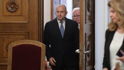 Знаците на президента Радев са на масата - има ли смирение в тона?