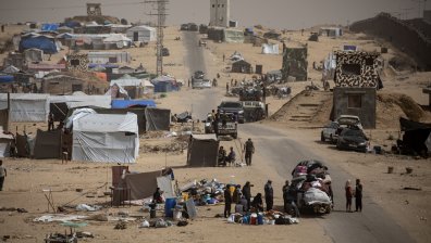 Бомбардировки и разрушени сгради - израелски танкове влязоха в две предградия на Газа