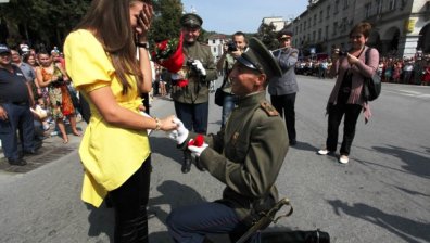 Да предложиш брак на Деня независимостта по време на военна церемония