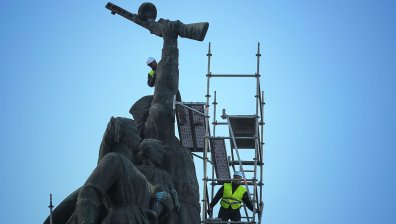 Скеле, работници и недоволни граждани... Демонтират Паметника на Съветската армия