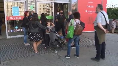 Група протестиращи се обявиха против задължителното носене на маски