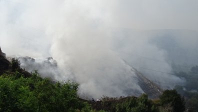 Борбата е жестока: Военни и доброволци помагат в гасенето на пожара край Карлово