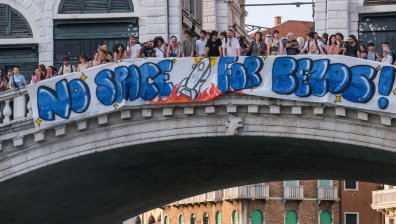 Протест във Венеция срещу сватбата на милиардера Джеф Безос (СНИМКИ)