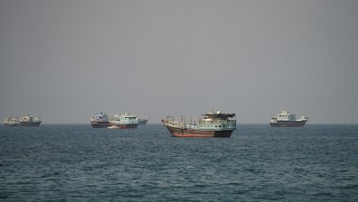 Танкер е поразен в Ормузкия проток, има двама пострадали моряци