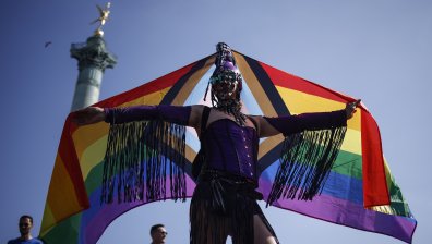"Борбата е моята гордост": Гей парад превзе Париж, участниците са десетки хиляди