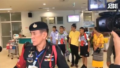Изписаха от болницата 12-те футболисти и треньора им, прекарали седмици в пещера в Тайланд