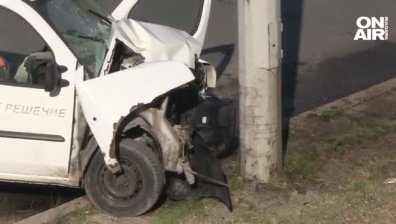 18-годишен катастрофира в стълб в Русе, пожарникари рязаха ламарини, за да го извадят