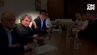 Провокация или не: Тошко Йорданов отрече да е показвал среден пръст на снимката