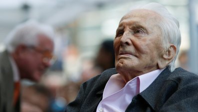 Легендата на Холивуд Кърк Дъглас стана на 103 години