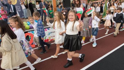 Първият звънец удари за 55 000 първокласници – учебната година започна за над 700 000 деца