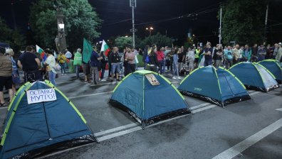 Три възлови кръстовища в София отново са блокирани