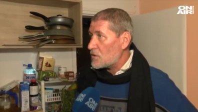 Бургаски фоторепортер отново беше нападнат в дома му