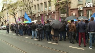 Протестиращите служители на НАП искат оставката на шефа си и на министър Горанов