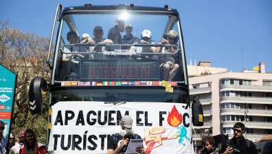 Жителите на Барселона не могат повече да търпят тълпите туристи (СНИМКИ)