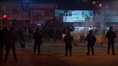 Жестоки сблъсъци между протестиращи и полиция в Босна