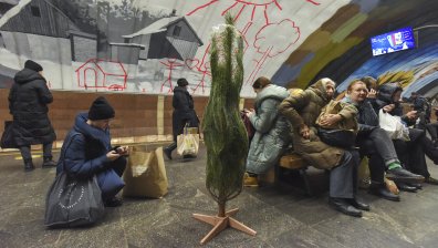 Най-малко един убит при ракетната атака в Украйна, цивилни се крият в метростанциите