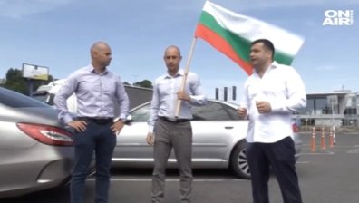 Спасеното осквернено знаме от парк "Росенец" потегли към София