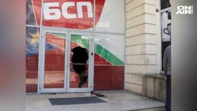 Арестуваха мъж, потрошил вратата на офиса на вестник "Дума"