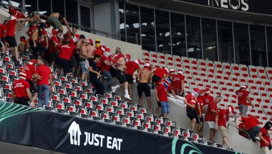 Фен е между живота и смъртта след масов бой на мача "Ница" - "Кьолн" (+ВИДЕО)