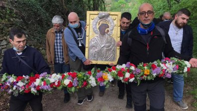 Хиляди се стекоха в Бачковския манастир с молитви за здраве и вяра в душите