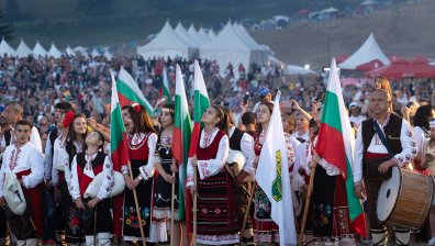 Близо 100 участници се включиха в конкурса за автентична народна носия на Рожен