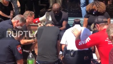 Бели полицаи измиха краката на тъмнокожи пастори в САЩ (ВИДЕО)