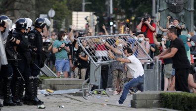 Разрастват се протестите в Сърбия, няколко души са ранени