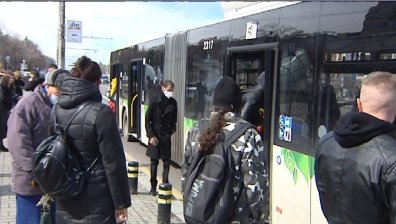 Маски? Ученичка с цигара скандализира пътниците в автобус в София