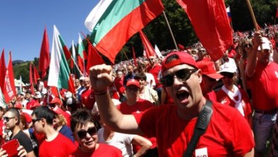 БСП се събра на Бузлуджа! Дъждът не изплаши 70 000 "червени", твърдят организаторите
