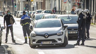 Във Франция вече се излиза само с декларация