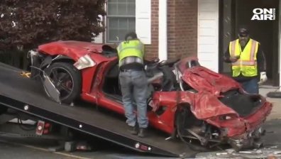 Спортна кола се заби във втория етаж на къща в Ню Джърси