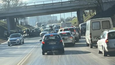 Тежка катастрофа с пострадали в София, пожарникари рязаха ламарини