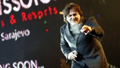 Хвърлиха бомба в дома на известен сръбски певец