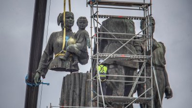 Демонтираха жената с детето от Паметника на Съветската армия (СНИМКИ)