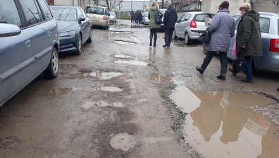 Сигнал в Helpbook за трагичното състояние на оживена улица в Ямбол