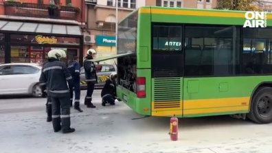 Автобус на градския транспорт пламна в центъра на Търново (+ВИДЕО)