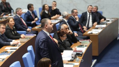 Борисов и Пеевски защитиха Атанасова и Белазелков от нападките в НС