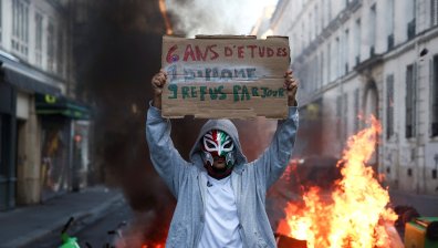Вечерен час във Франция, властите не изключват и извънредно положение