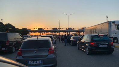 Почти 5-километрова тапа блокира българо-турската граница