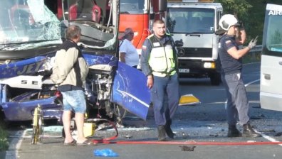 Катастрофа между автобус и кола на пътя София - Варна