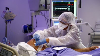 Агресивни антиваксъри превземат Франция, заплашват лекарите с обезглавяване