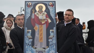 Грандиозен Никулден в Бургас: Риба, смелчаци в морето и истинско шоу по улиците