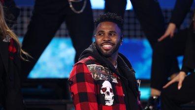 Джейсън Деруло наби двама мъже в Лас Вегас, помислили го за Ъшър (+ВИДЕО)