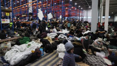 Над 2000 мигранти са натъпкани в хале. Болни и изтощени, но не се отказват от ЕС