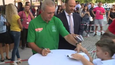Часове преди дългоочакваното шоу Стоичков раздава автографи