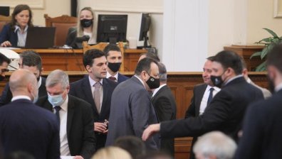 НС обсъжда здравното осигуряване на бежанците и изслушва кандидатите за шеф на БНБ