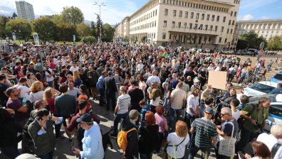 В София стотици граждани се разбунтуваха срещу отпадането на машините за гласуване (ГАЛЕРИЯ)